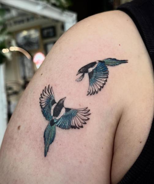 Illustrative flying magpies tattoo by @ellsy_pulltattoos