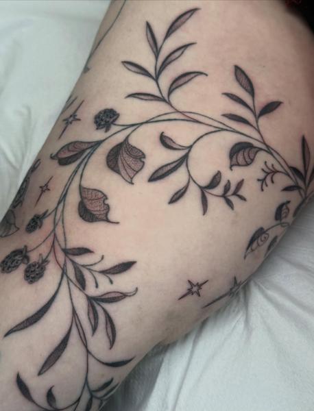 Illustrative blackwork berry vine tattoo by @ellsy_pulltattoos
