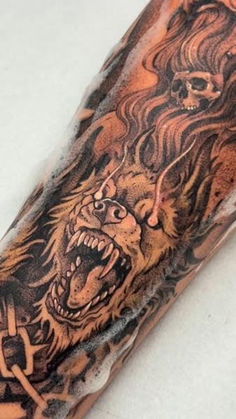 Illustrative snarling wolf skull tattoo by @ellsy_pulltattoos