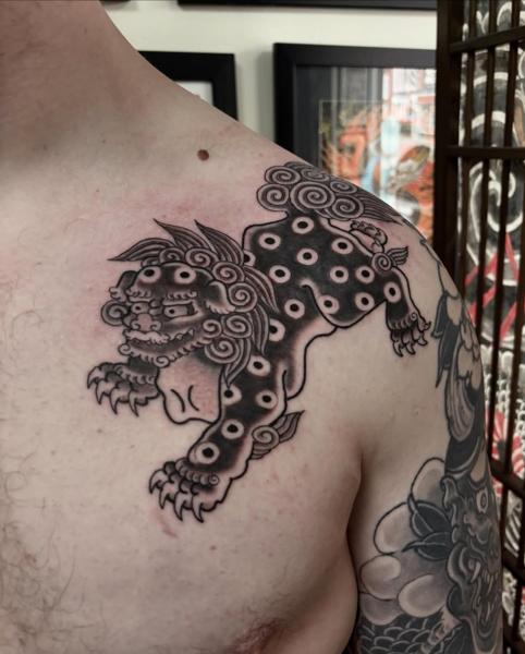 Japanese foo dog tattoo by @ewilliamstattoos