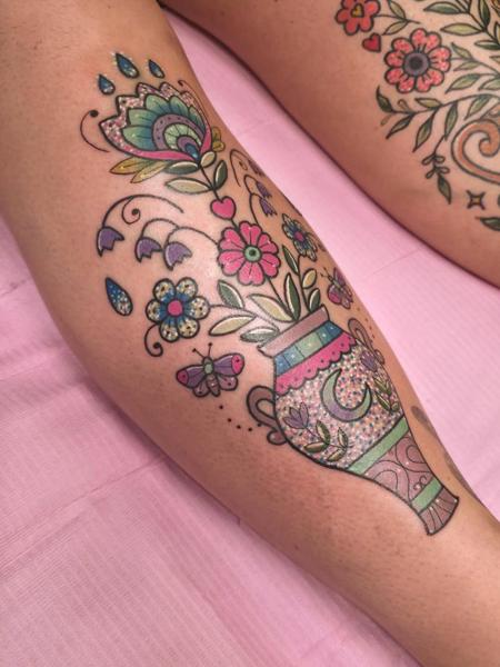 Illustrative floral vase tattoo by @emmaelizabethtattoo