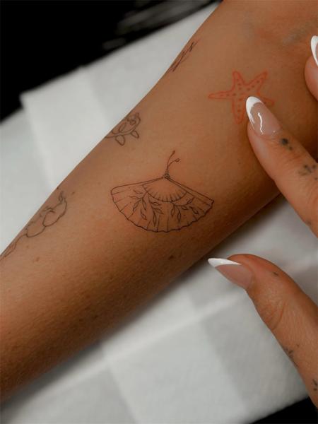 Fine line floral fan tattoo by @emmathornetattoo