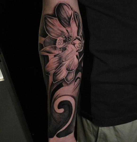 Blackwork floral design tattoo by @endrilazaj