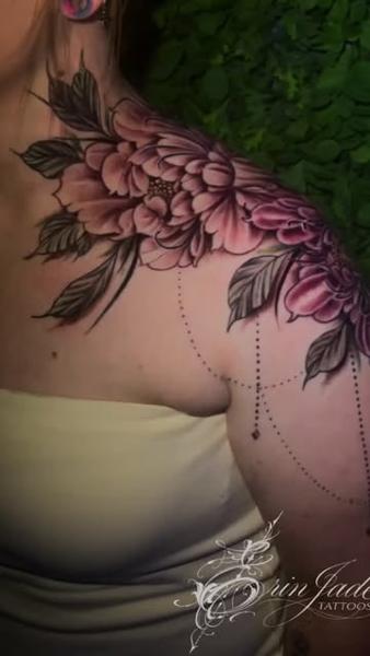 Color realism floral shoulder tattoo by @erinjadetattoos