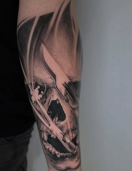 Realism geometric skull tattoo by @erlindi_tattoo