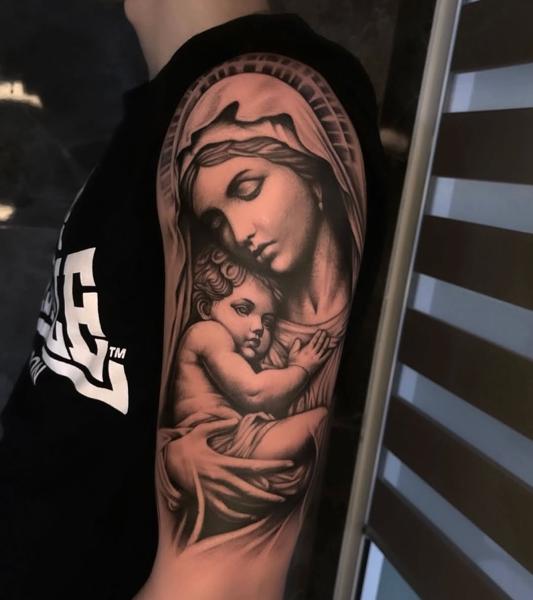 Realism mother and child tattoo by @erlindi_tattoo