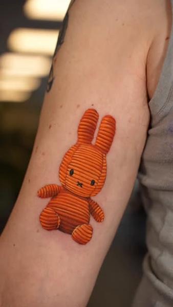 Illustrative corduroy bunny tattoo by @estertarabal