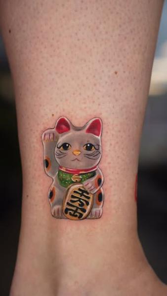 Neo-traditional lucky cat tattoo by @estertarabal