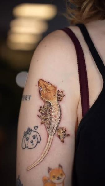 Color realism crested gecko tattoo by @estertarabal