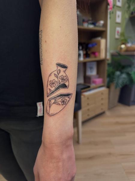 Fine line broken vase tattoo by @moonchild_finetattoo