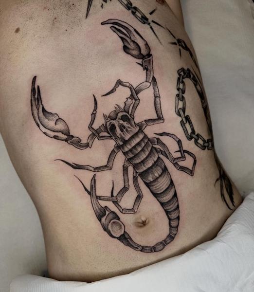 Blackwork skull scorpion tattoo by @mo.rf_tattoo