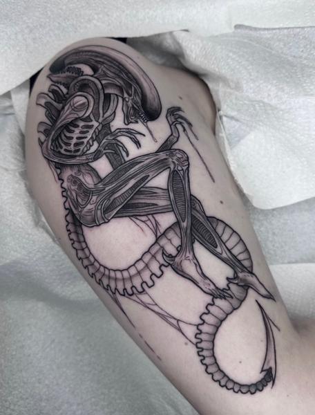 Blackwork alien creature tattoo by @evxtattoo