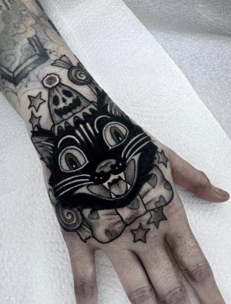 Traditional cartoon cat tattoo by @evxtattoo