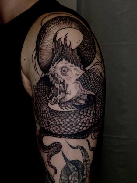 Blackwork snake and skull tattoo by @mo.rf_tattoo