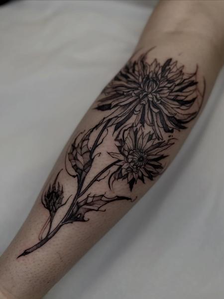 Fine line floral design tattoo by @mo.rf_tattoo