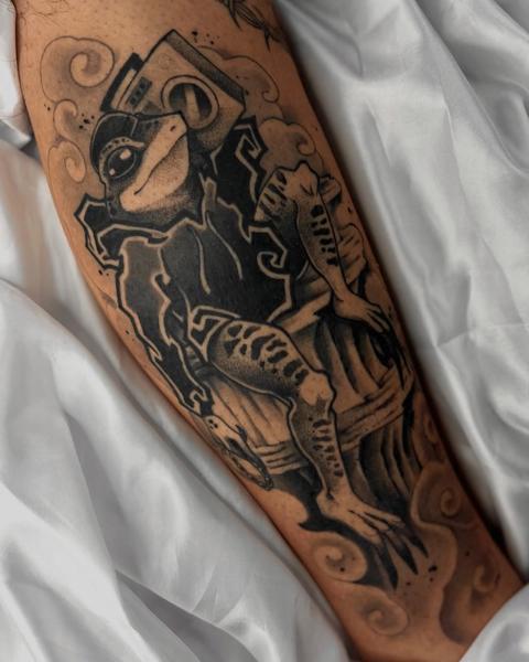 Illustrative frog astronaut tattoo by @evanthiee