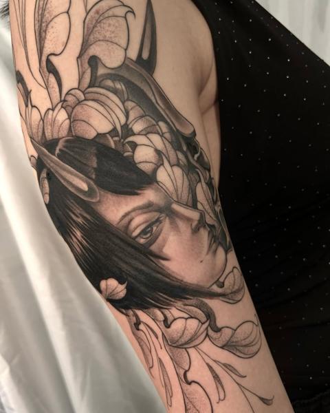 Blackwork woman with flowers tattoo by @evanthiee