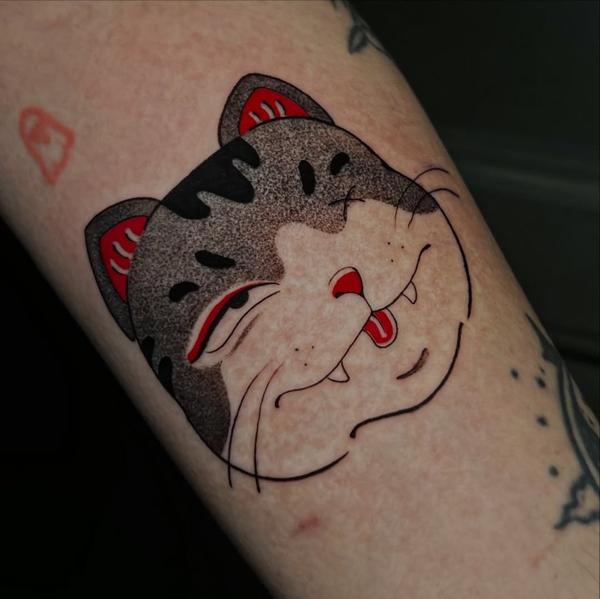 Illustrative smiling cat tattoo by @evanthiee