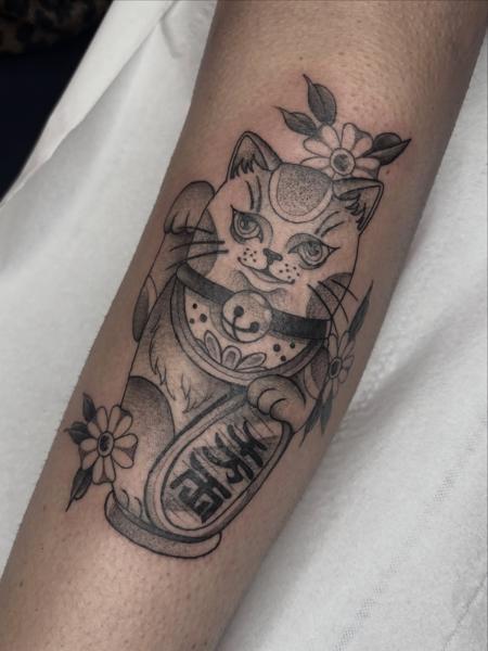 Neo-traditional blackwork lucky cat flowers tattoo by @elzavanhouden