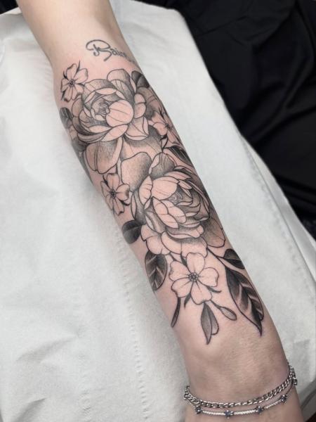 Blackwork floral bouquet tattoo by @elzavanhouden