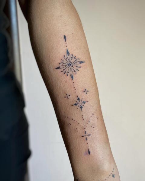 Fine line ornamental design tattoo by @evi_ttt
