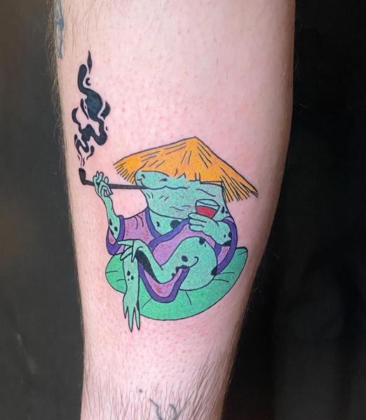 Illustrative smoking frog tattoo by @evi_ttt