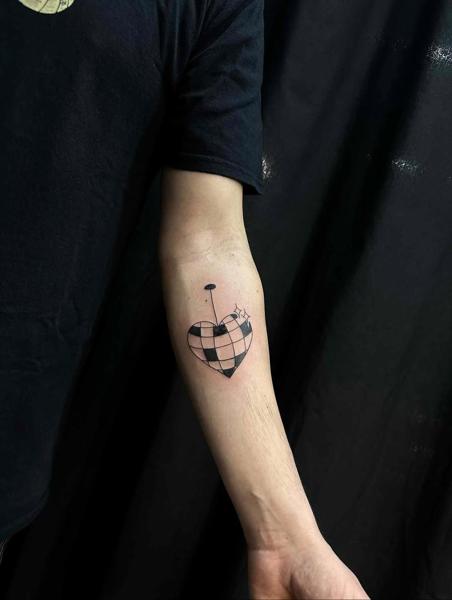 Fine line checkered heart tattoo by @evi_ttt