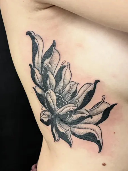 Blackwork floral design tattoo by @evi.sv