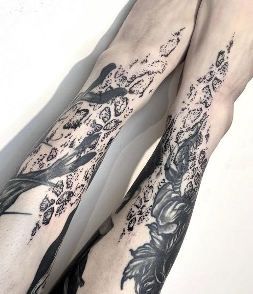 Blackwork abstract floral tattoo by @xema.tattoos