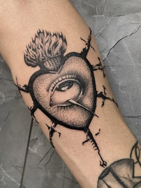 Blackwork eye heart tattoo by @xema.tattoos