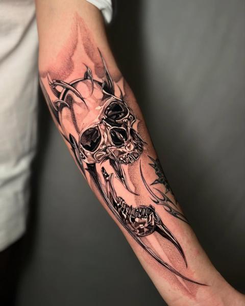 Blackwork metallic skull tattoo by @corvus_ntc