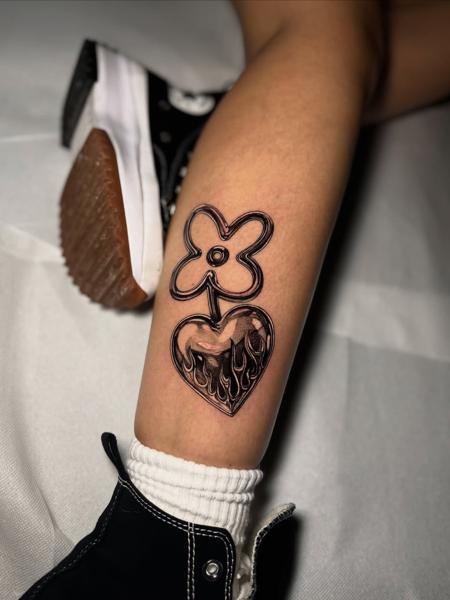 Illustrative flaming heart flower tattoo by @corvus_ntc