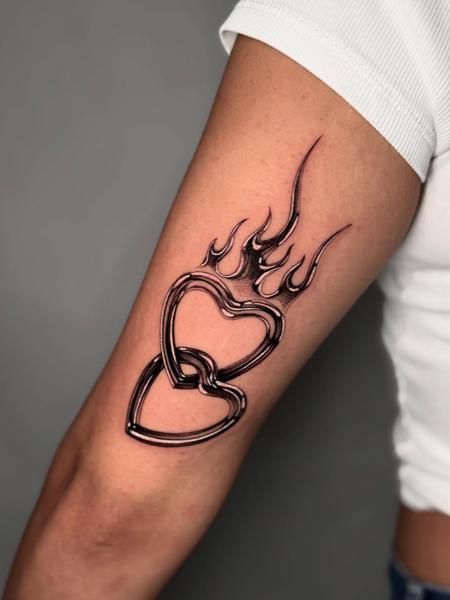 Illustrative flaming hearts tattoo by @corvus_ntc