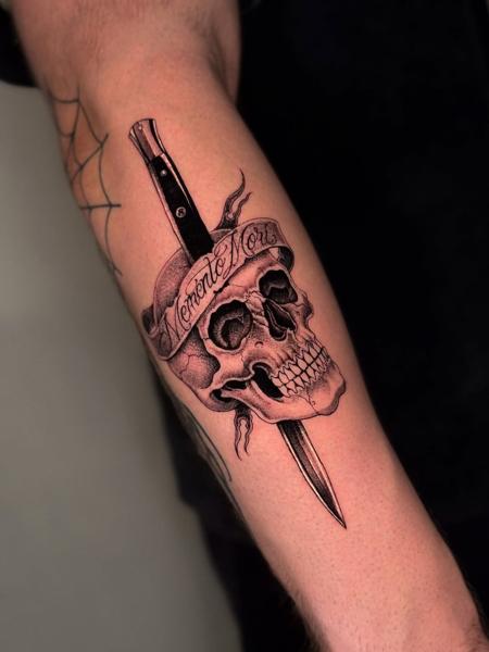 Blackwork memento mori skull tattoo by @corvus_ntc