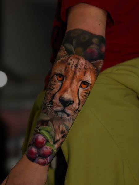 Realism cheetah portrait tattoo by @fayeskinnertattoo