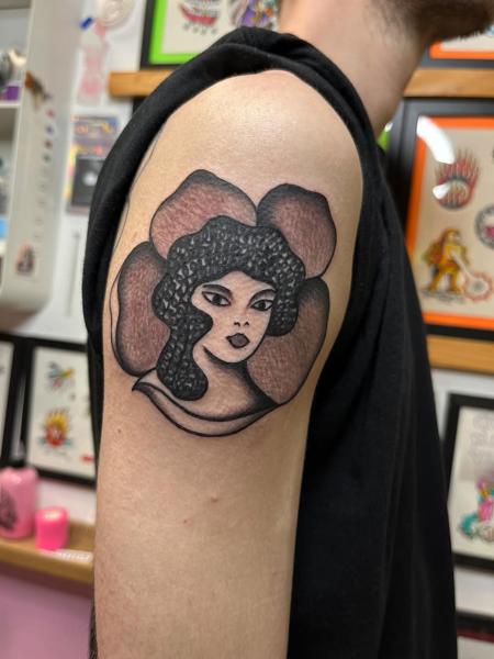 Illustrative floral woman tattoo by @billie_p_
