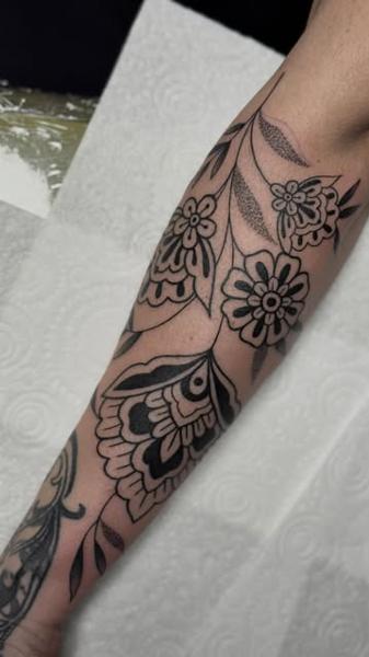 Blackwork floral butterfly tattoo by @justbethtattoo