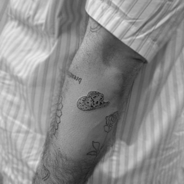 Dotwork pixelated hat tattoo by @eevee.tattoo
