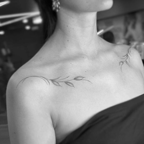 Fine line delicate leaves tattoo by @eevee.tattoo