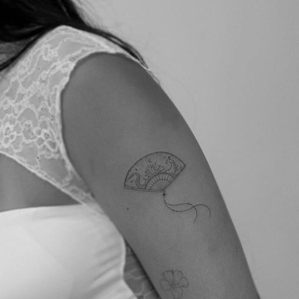 Fine line decorative fan tattoo by @eevee.tattoo