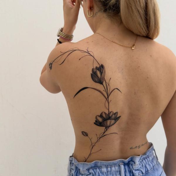 Fine line floral vine tattoo by @void96_tattoo