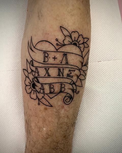 Traditional floral banner tattoo by @frankiefasthands.ttt