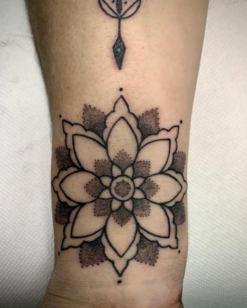 Dotwork mandala flower tattoo by @frankiefasthands.ttt