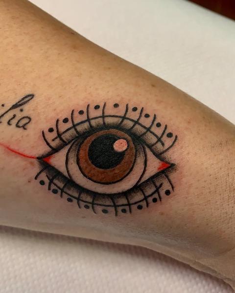Traditional decorative eye tattoo by @frankiefasthands.ttt