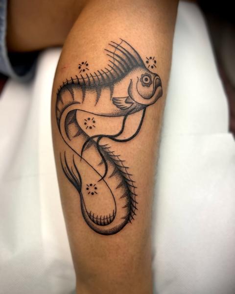 Blackwork abstract fish tattoo by @frankiefasthands.ttt