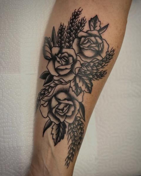 Blackwork floral roses tattoo by @frankiefasthands.ttt