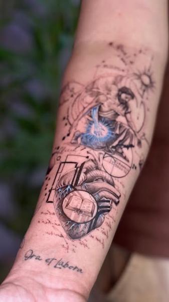 Illustrative celestial heart figure tattoo by @gabrielfernandestatuador