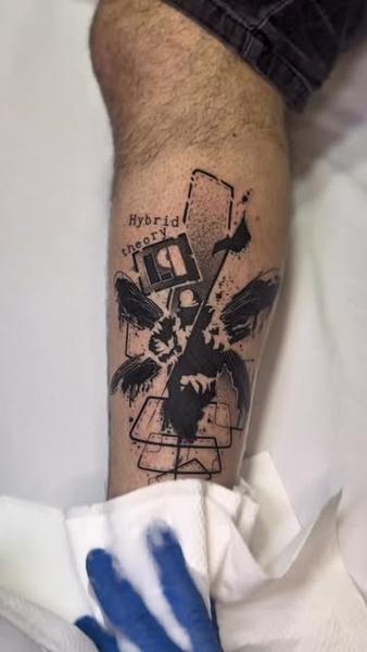 Blackwork hybrid theory album tattoo by @gabrielfernandestatuador