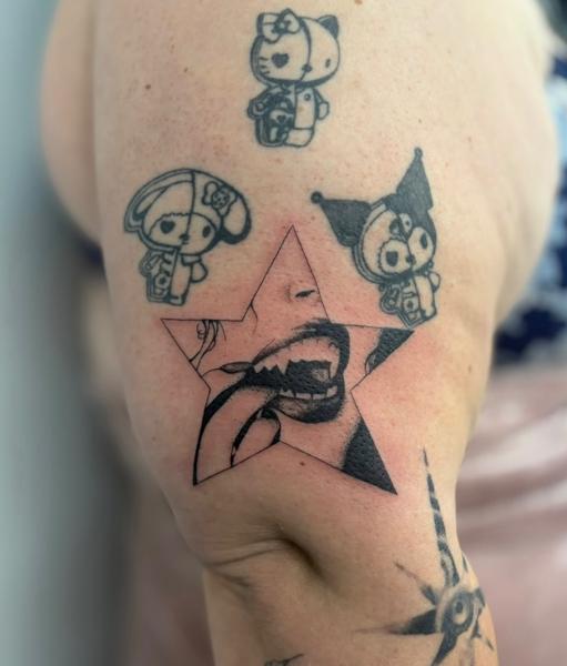 Blackwork star mouth tattoo by @gardner_ink