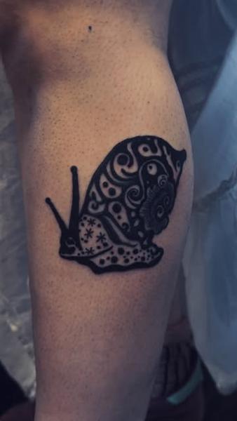 Blackwork ornamental snail tattoo by @fkry_tattoo